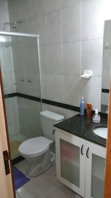 Banheiro compartilhado com o quarto ao lado com capacidade para duas pessoas também.