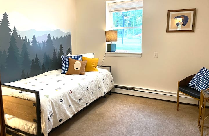 Спалня на долния етаж 1/Двойно легло с две единични легла