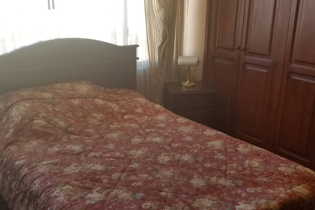 Un dormitorio de huespedes