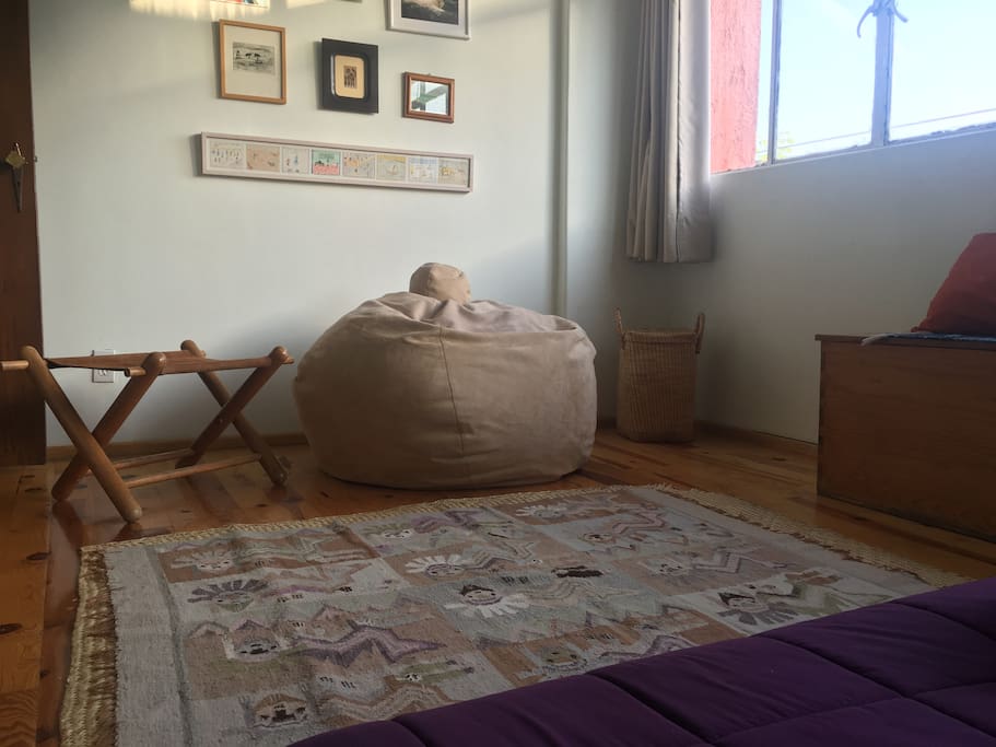 Segunda vista del cuarto de nuestra hija. La cama está al nivel del piso, pero es tamaño Queen.