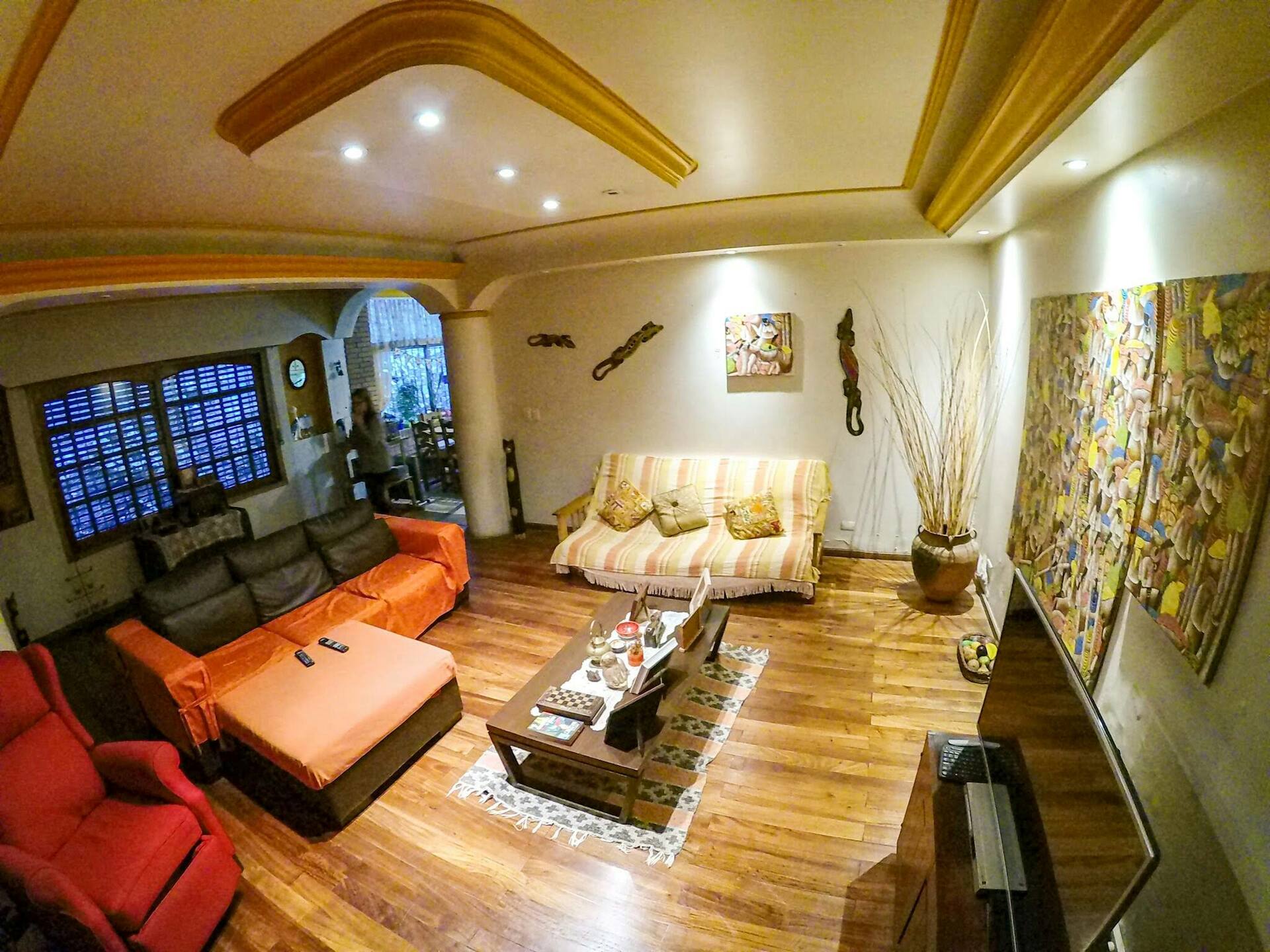 Stay in a spacious house. Top floor, corner apartment
