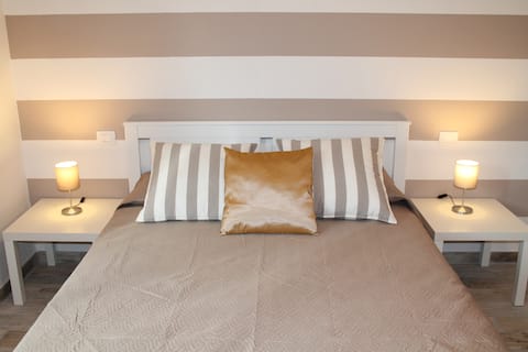 'Joan' Luxury apt. Main street & train station