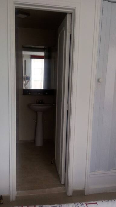 Baño privado con ducha electrica