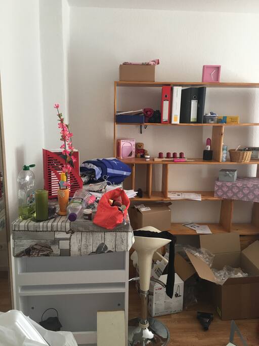 Das ist das Wohnzimmer leider voller Kartons aber wird alles weggeräumt :)