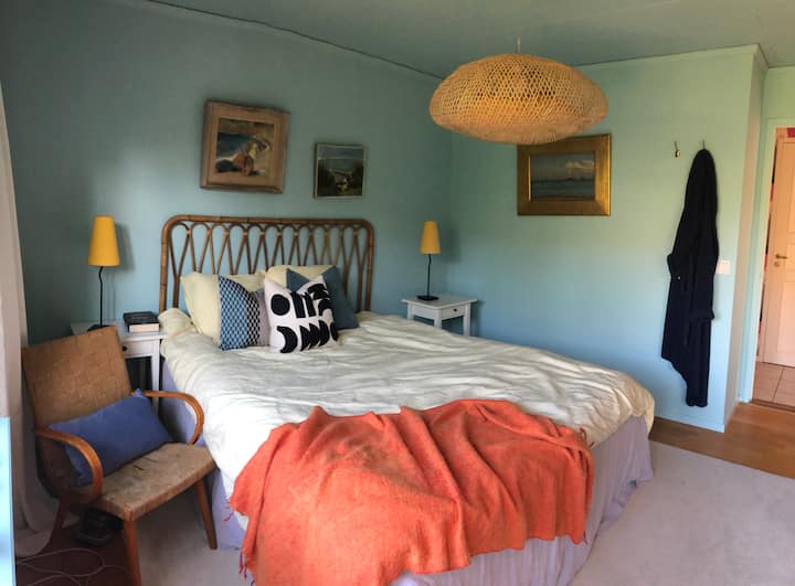 חדר שינה למטה עם מיטה זוגית 