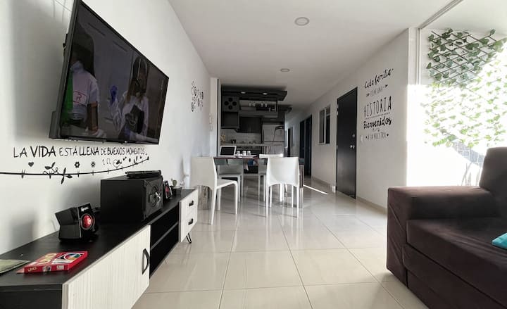 Oddýchnite si v našej izbe vybavenej HDTV, priestorovým zvukovým systémom a pohodlnou rozkladacou pohovkou, ktorá je ideálna pre vaše obľúbené filmové alebo televízne relácie.