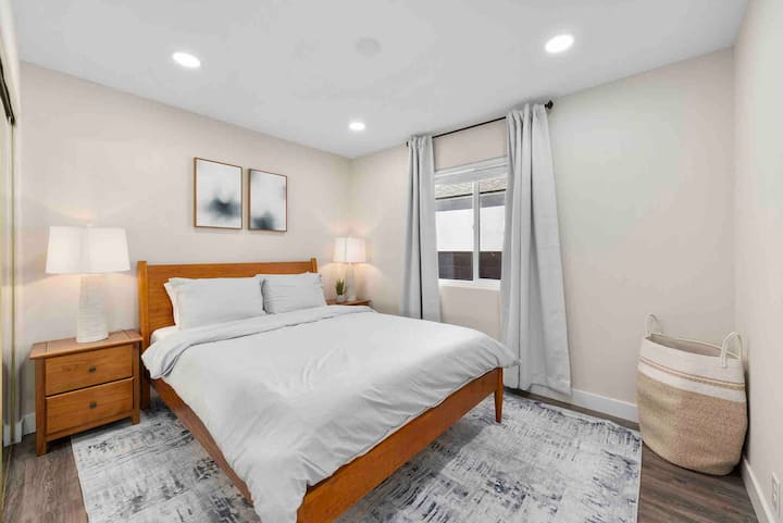 Საძინებელი 1 - ერთი საწოლი ორადგილიანი კუთხით