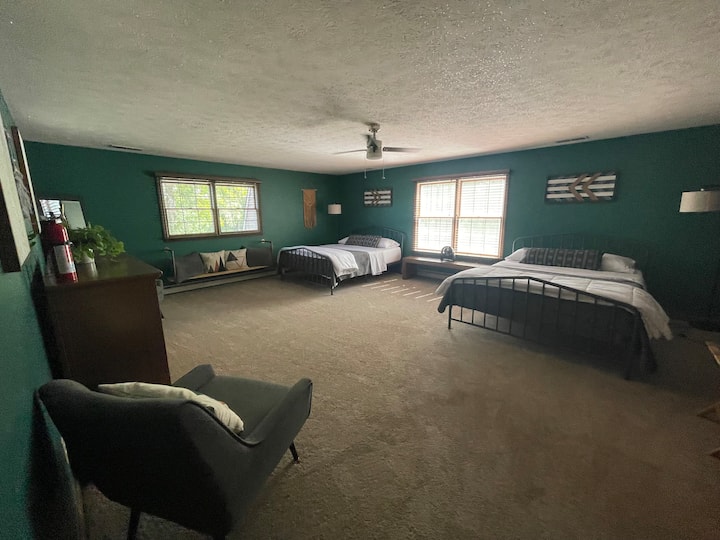 Dormitorio grande en la planta superior con dos camas tamaño queen.