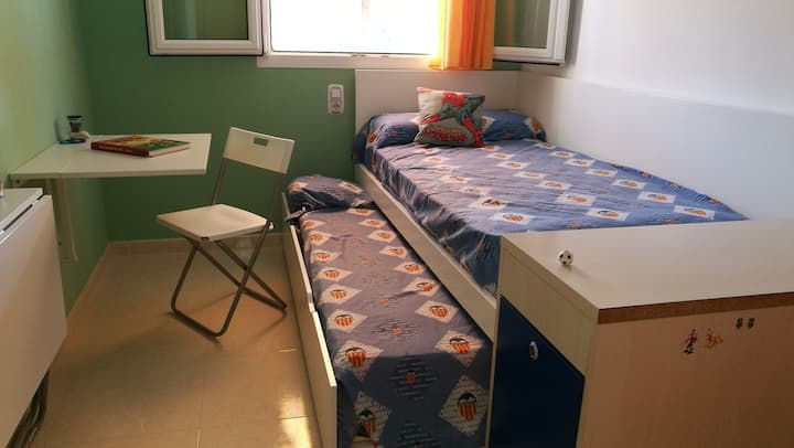 Dormitorio con escritorios
