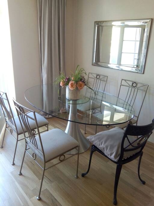 Essbereich im Wohn-/Esszimmer mit offener Küche