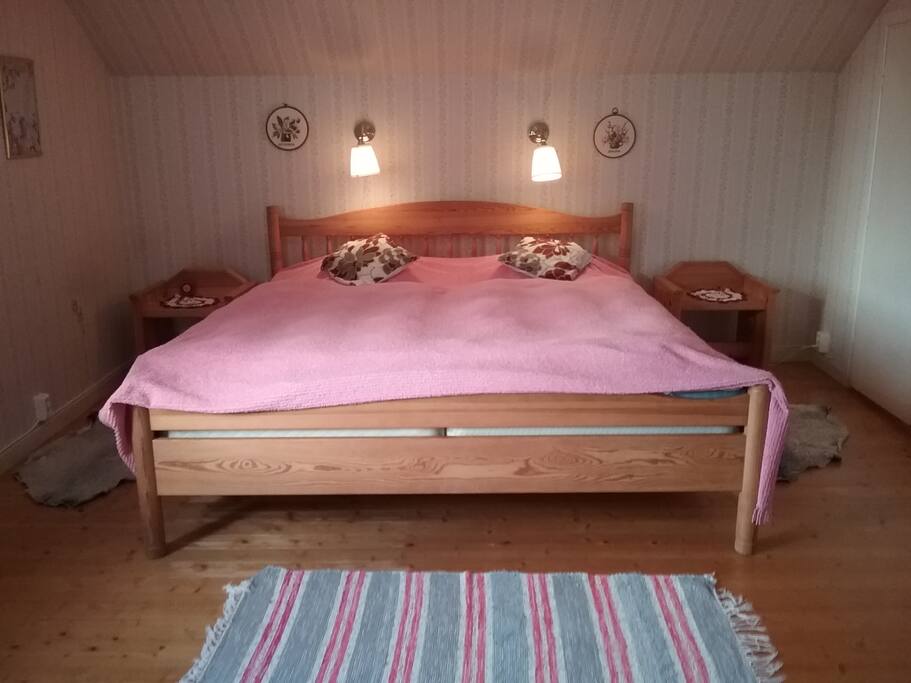 Sovrum med dubbelsäng