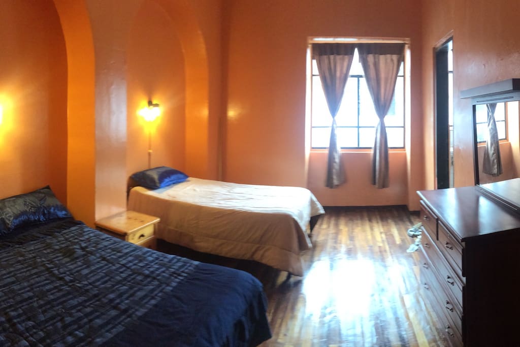 Habitación doble o triple, con una cama de dos plazas y una de plaza y media con baño privado y wifi.