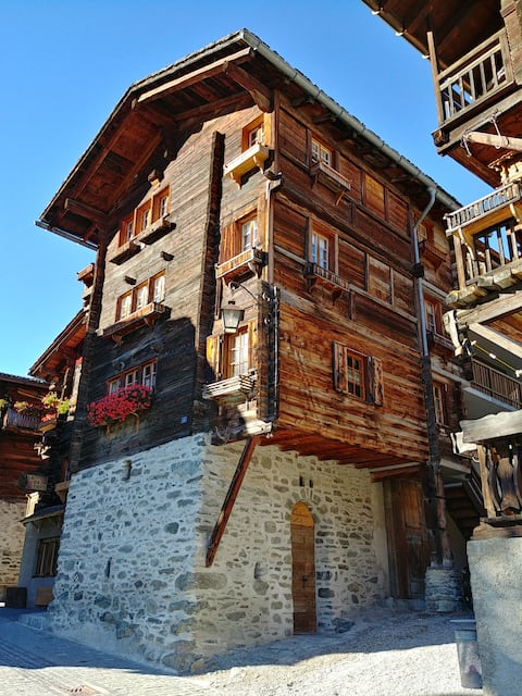 Large 70m2 Grimentz apartment (pedestrian street)