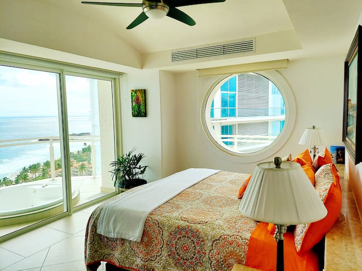 غرفة نوم رئيسية مطلة على المحيط
تضم سرير كينج