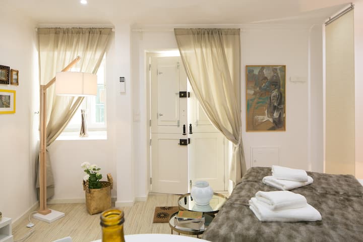 Central Lisbon Gold Studio by Timelystay
