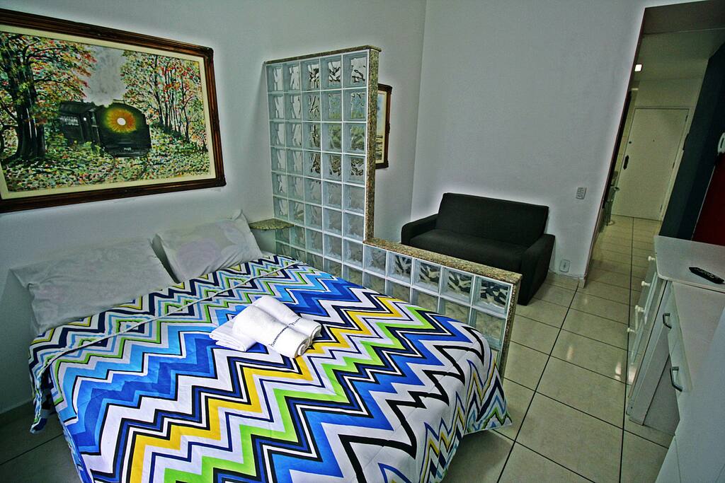 Aconchegante apartamento com 1 cama de casal, 1 sofá-cama, ar condicionado, TV LCD, Internet gratuita, maquina de lavar roupas e a poucos passos da praia de Copacabana.