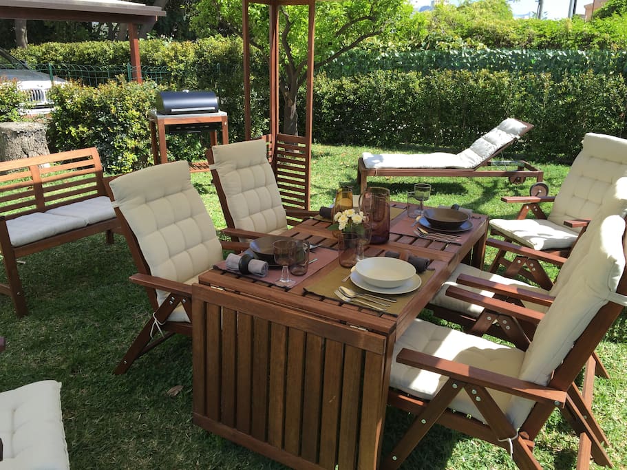 Giardino privato con gazebo e arredamento da esterno per pranzo/cena e relax