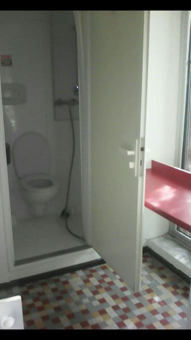 un toilette et douche...