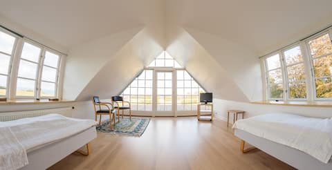 Solopgang og havudsigt på terrassen i Humledal