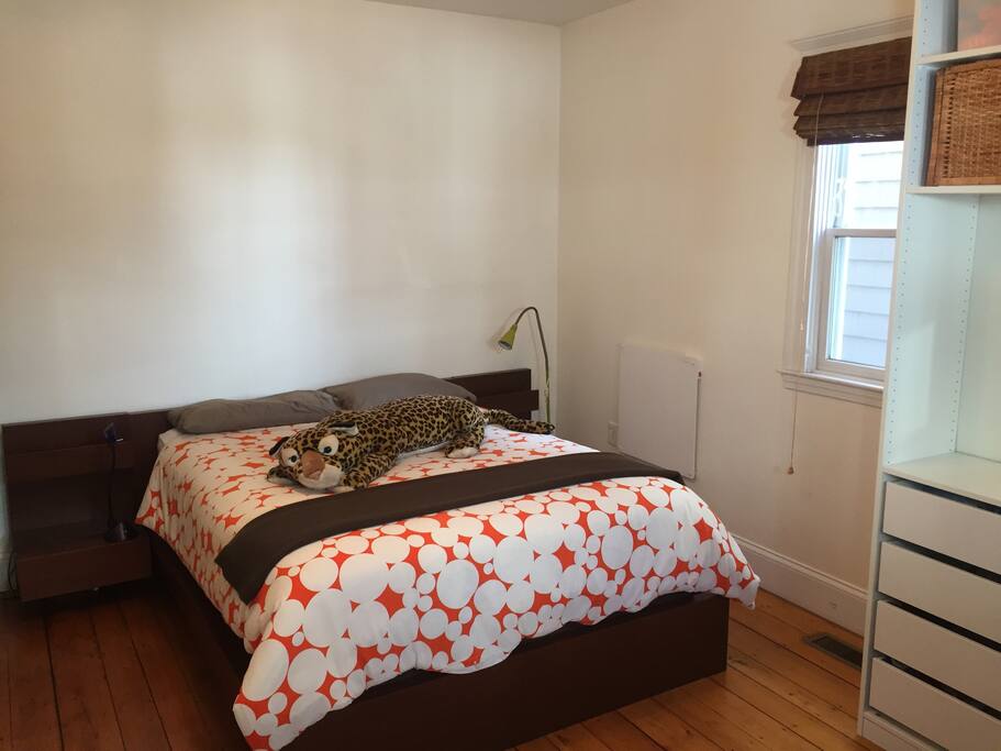 Queen-size bed in guestroom