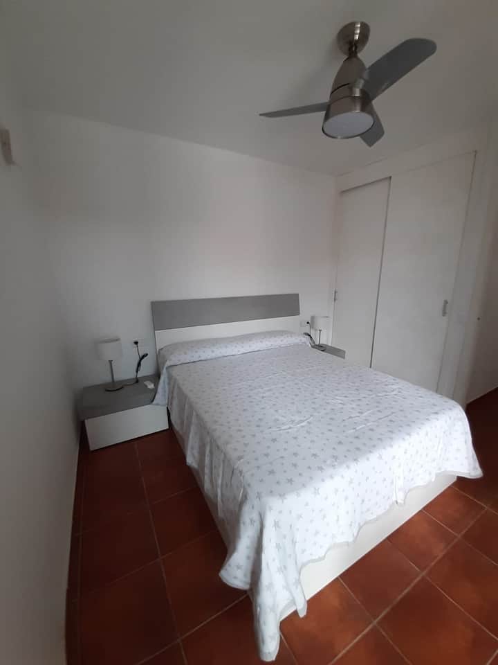 spavaća soba s bračnim krevetom