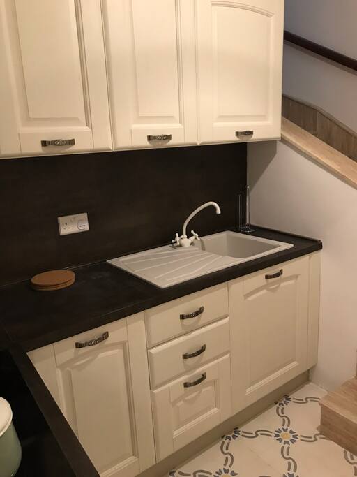 Kitchenette fully equipped with electric hob and oven + fridge