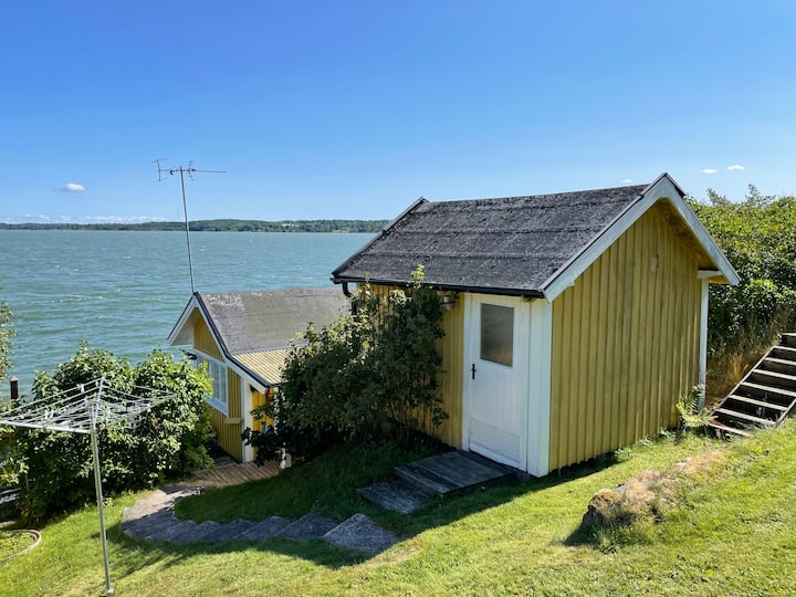 חדר שינה נוסף בקוטג' נפרד ליד הבניין הראשי (5 מ')