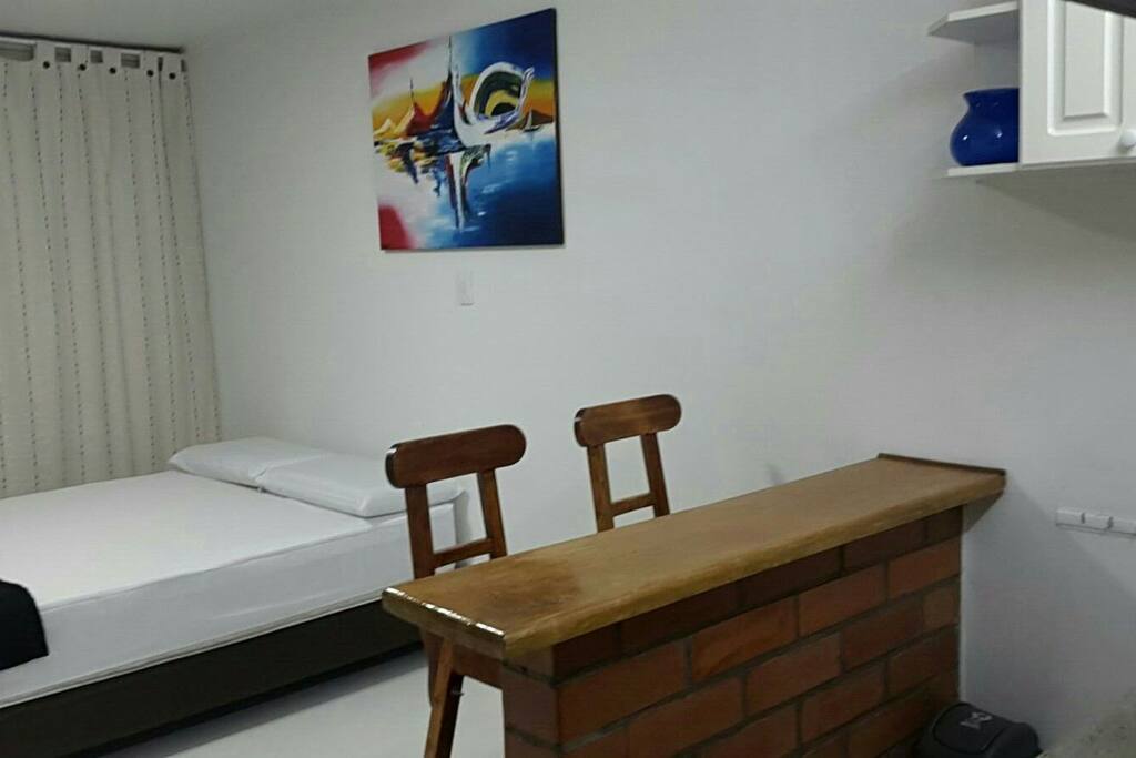 CAMA DOBLE, CUADRO DECORATIVO Y BARRA AMERICANA