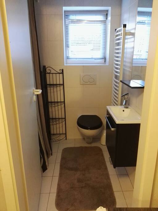 salle de bain avec baignoire
