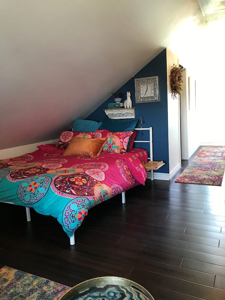 Literie de luxe sur un lit queen size