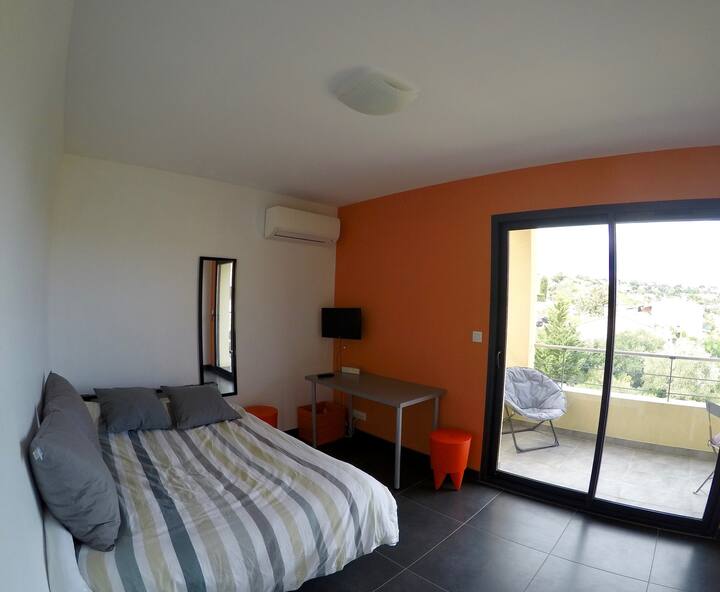 Oranžová izba s písacím stolom