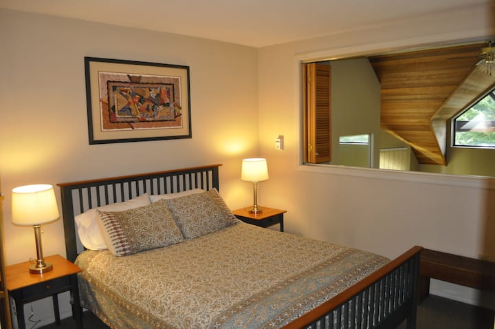 מיטת קווין נוחה בחדר השינה בלופט.