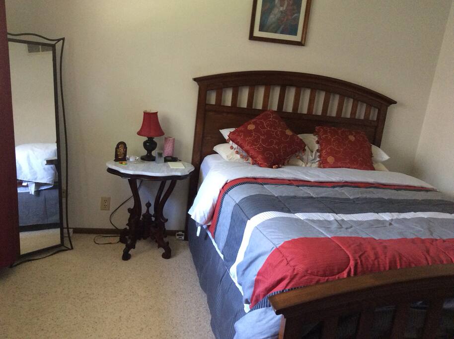 Guest room with queen bed