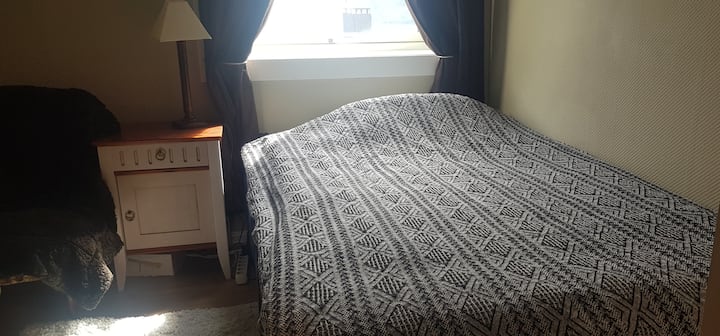 1,20м легло с нов матрак, много е добре да легнете