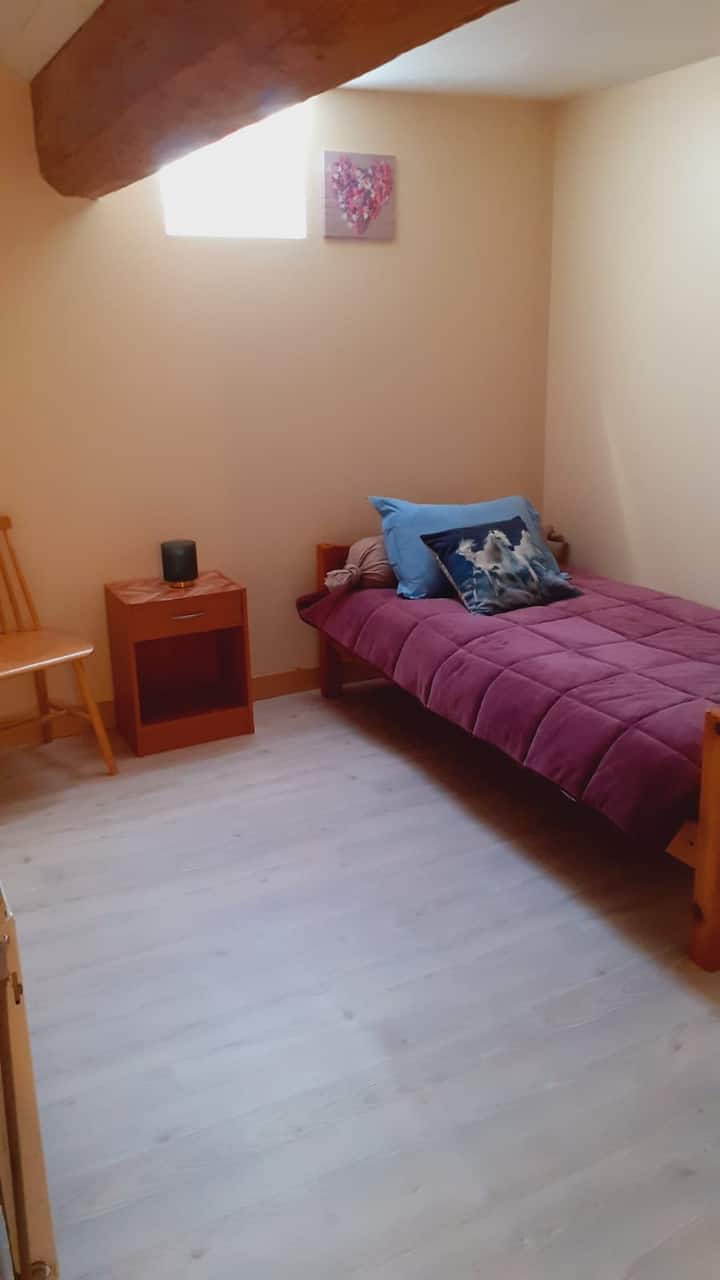 Dormitorio 1 en la planta superior con una cómoda (no se ve en la foto)