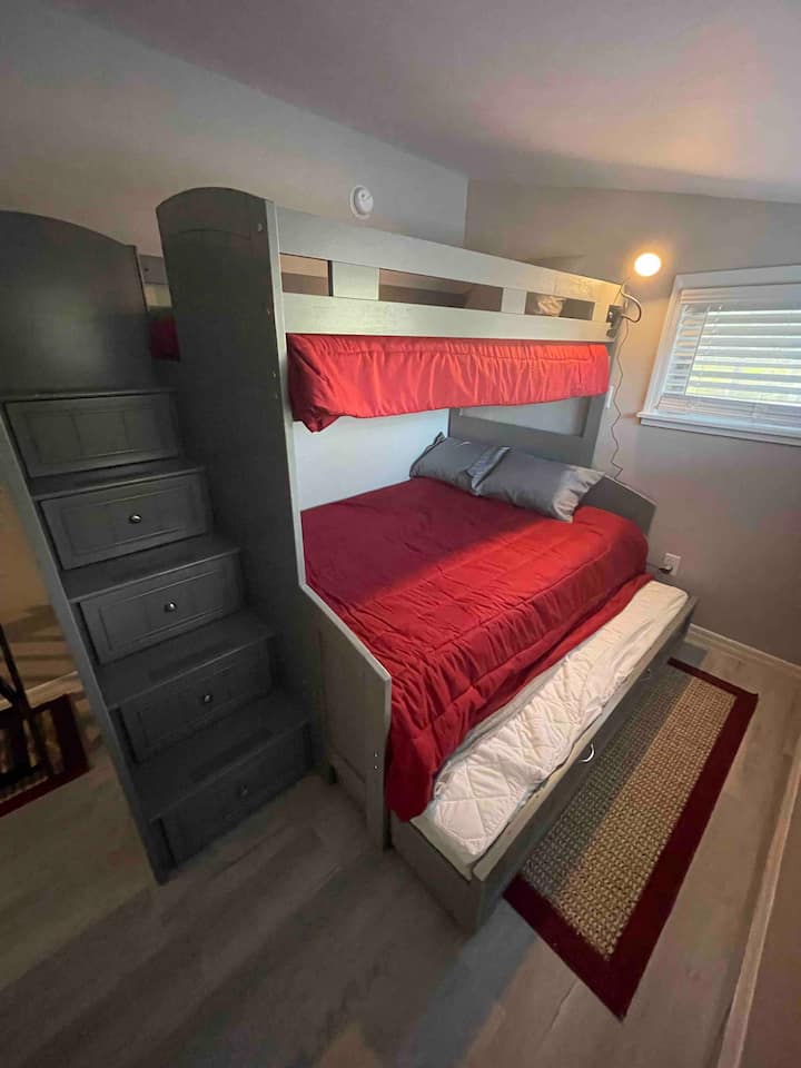 Втора спалня, двуетажно легло с въртележка, за четирима. 