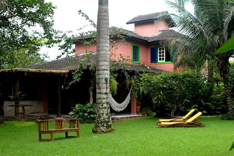 Charming house, beautiful garden and treehouse