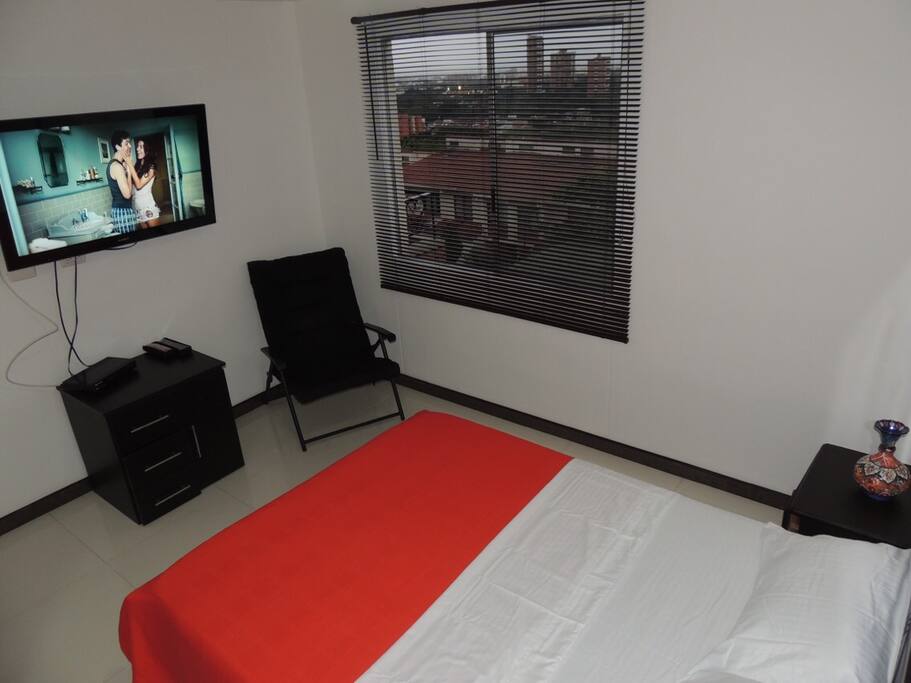 Cama doble, Tv HD, Señal por Cable, WiFi, Ventana con vista a la ciudad.