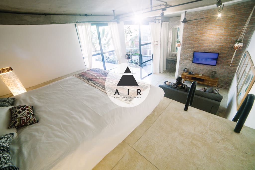You have a bed that overlooks the room. A bit of a captain feeling up there.