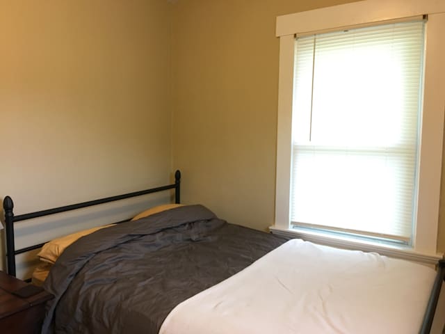 Bedroom in a Cozy, Quiet Home Near Downtown