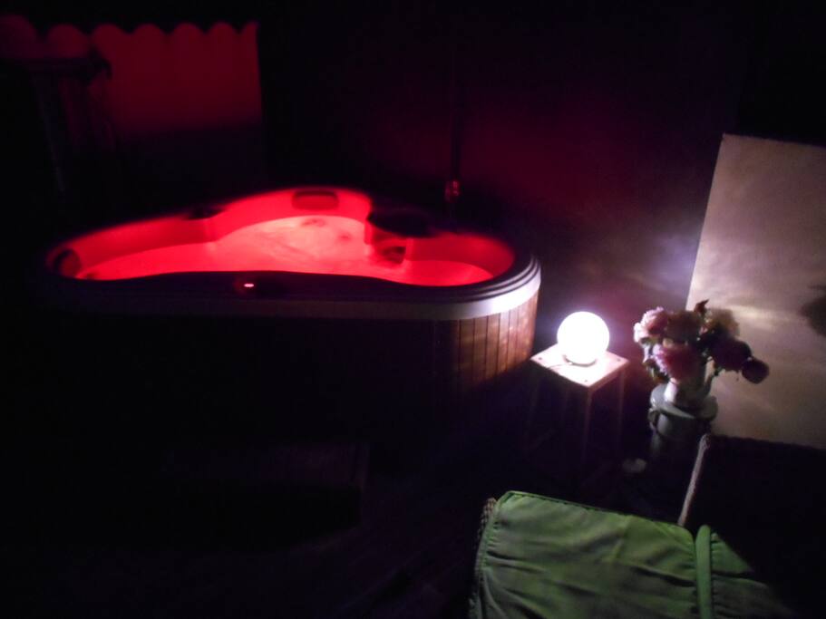 Jacuzzi Privé de nuit en éclairage Aurore Boréal