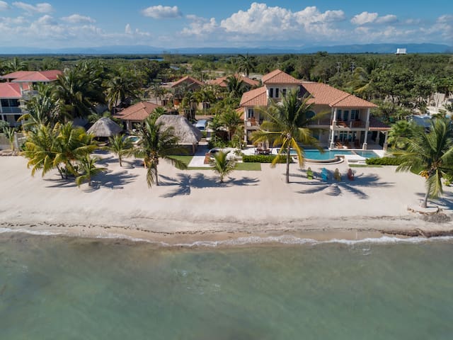 Luxury Beachfront 4 Bedroom Villa near Placencia