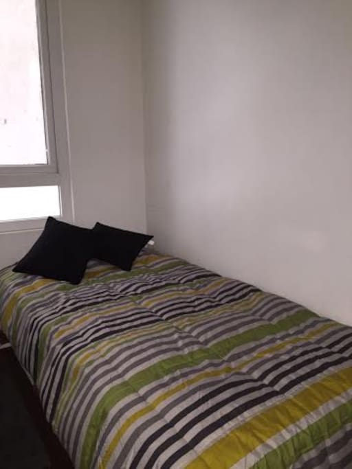 dormitorio con cama de una plaza