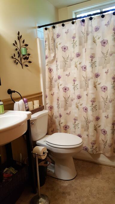 Shared Bathroom between 2 bedrooms