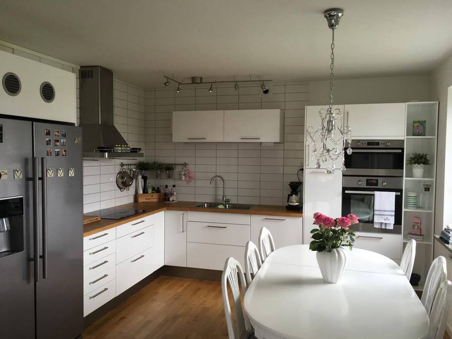 Fullt utrustat kök med diskmaskin. Matbord för 6 personer.