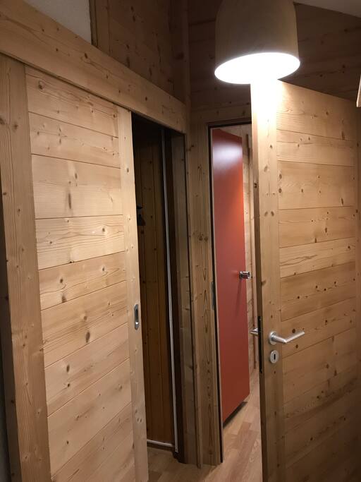 Entrée de l’appartement avec sur la gauche la porte coulissante qui permet d’accéder à la chambre enfants. (Triple lits superposés)