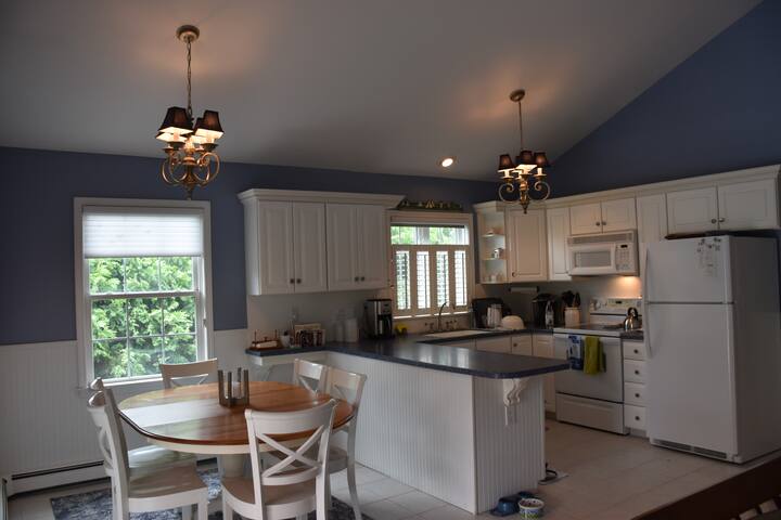 4 Bed 3 BA home w/ view. Walk to Easton’s Beach. gallery image 3