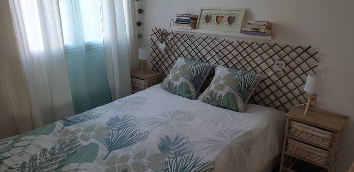 Spavaća soba s pogledom na borovu šumu.