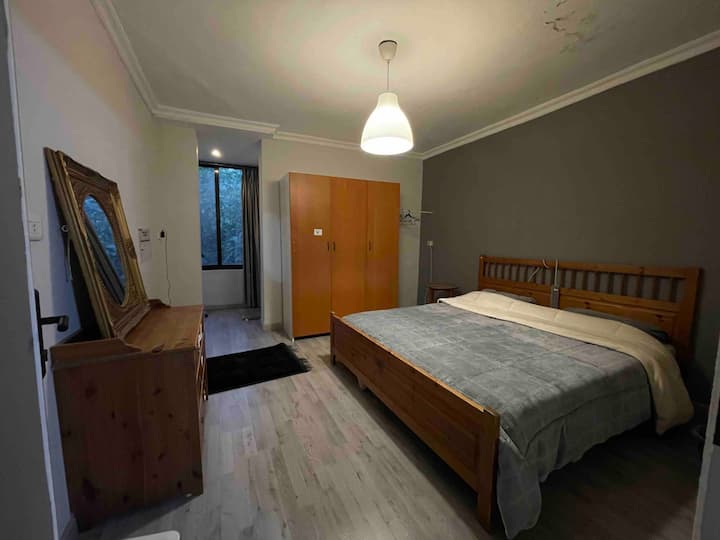 Dormitorio del maestro con vistas a la naturaleza