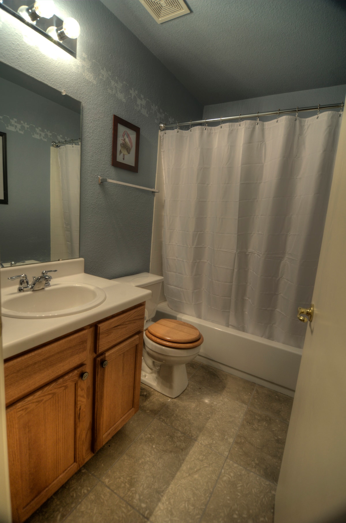 Comfortable room, 10 minutes to downtown!
